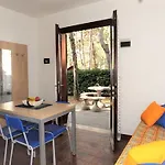 Townhouse With Private Garden 比比翁
